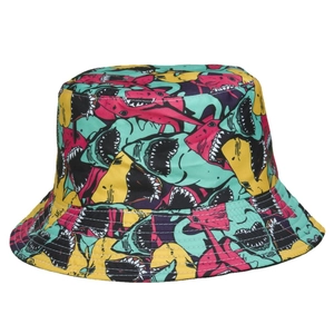 Bunter Fischerhut mit Cartoon-Haifisch-Print im lebendigen Streetwear-Patchwork-Stil