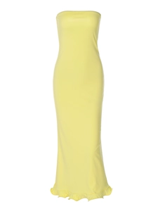 Elegante abito lungo giallo senza spalline, vestibilità slim e orlo con volant su bianco