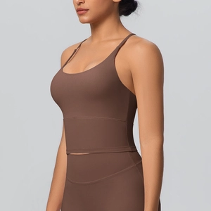 Vue détaillée d'une brassière de sport café et d'un legging taille haute sur un modèle
