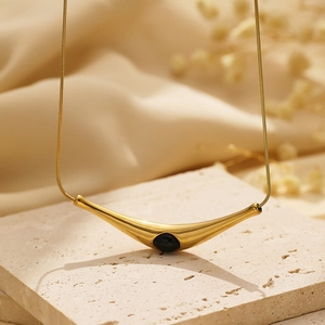 Collier chaîne serpent plaqué or 18 carats avec pendentif tube incurvé et pierre noire