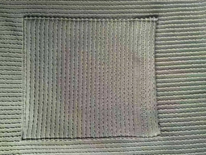 Détail de la texture en maille côtelée vert olive et de la poche sur le haut à manches courtes