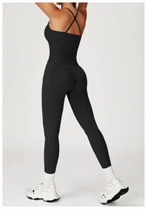 Détail du haut de yoga dos croisé noir et leggings à effet galbant fessier