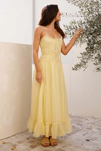 Détails de la robe longue évasée jaune clair avec volants et tissu texturé