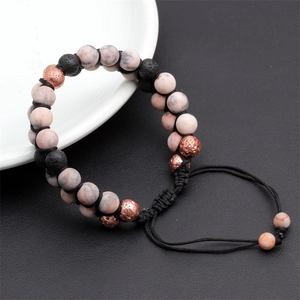Bracciale a doppia fila con pietre laviche e zebra rosa con cordino regolabile su piatto