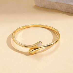 Dettaglio macro del bracciale rigido placcato oro 18K con inserto in opale bianco puro