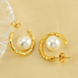 Hammered gold round pearl hoop earrings with French vintage style and elegant finish