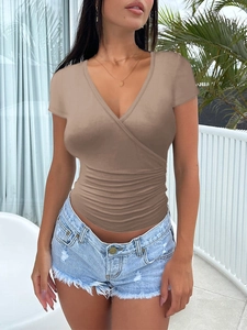 Detailansicht des khakifarbenen Slim-Fit T-Shirts mit V-Ausschnitt und Taillenfalten