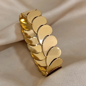 Bracelet jon jonc multicouche doré en acier inoxydable sur fond de soie luxueuse