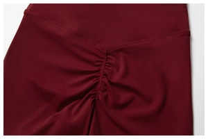 Nahaufnahme der burgunderroten Yoga-Shorts mit hoher Taille, V-Naht und Scrunch-Effekt am Gesäß