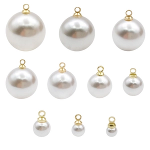 Weiße runde Perlenanhänger mit Goldkappen in verschiedenen Größen für DIY Schmuck
