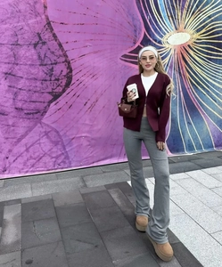 Style urbain avec un cardigan en maille bordeaux et un pantalon de jogging gris décontracté