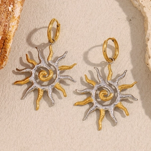 Gros plan détaillé de boucles d'oreilles soleil plaquées or 18K avec accents de spirale argent