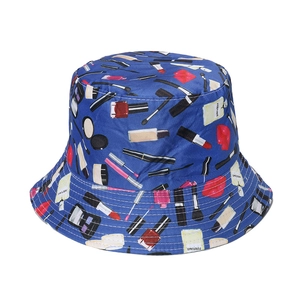 Gros plan du chapeau bob bleu marine avec illustrations de rouge à lèvres et parfum