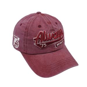 Dettaglio del cappellino da baseball bordeaux lavato con ricami retrò e finitura invecchiata