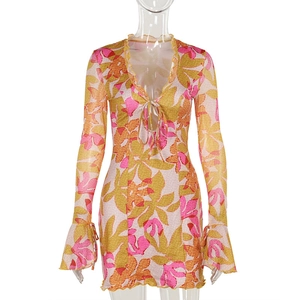 Details von ausgestellten Ärmeln und V-Ausschnitt an gelbem Blumen-Minikleid