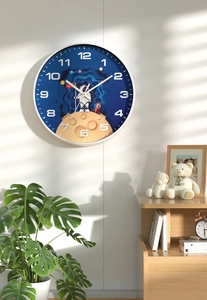 Detailaufnahme der 35cm Astronauten-Wanduhr mit 3D-Weltraumdesign für das Kinderzimmer