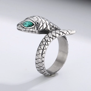 Bague serpent punk en acier inoxydable avec yeux verts et texture d'écailles argentée