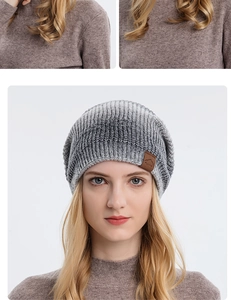 Détail du bonnet en tricot gris dégradé montrant l'étiquette en cuir et la texture douce
