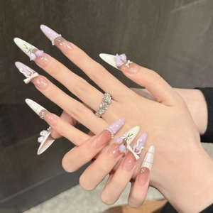 Unghie finte stiletto fatte a mano con rilievo tulipano viola, fiocchi 3D e perle
