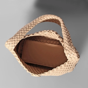 Borsa a spalla intrecciata beige in pelle con interno capiente e fondo rinforzato