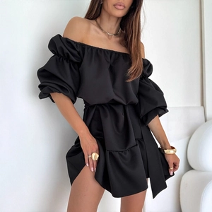 Robe courte noire élégante à épaules dénudées avec manches bouffantes et taille cintrée