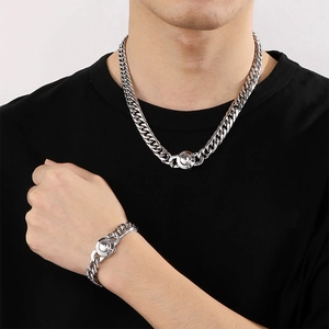 Poliertes 10mm silbernes kubanisches Ketten-Set an einem männlichen Modelhals