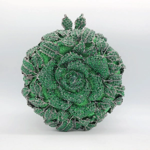 Vue détaillée de la pochette de soirée florale vert émeraude sertie de cristaux