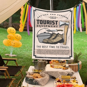 Tapisserie de camping rétro avec illustrations de plein air dans un décor de fête