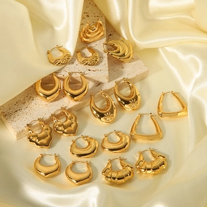 Boucles d'oreilles cœur en acier inoxydable plaqué or 18K sur soie et marbre