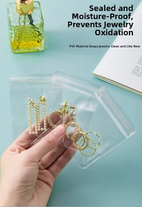Hand hält transparente PVC-Schmuckbeutel mit Ohrringen für die oxidationsfreie Lagerung
