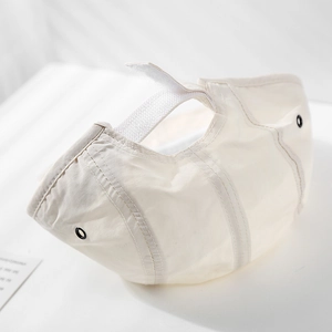 Ademende witte baby zonnehoed met verstelbare klittenbandsluiting voor de zomer.
