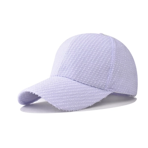 Dettaglio del cappellino da baseball viola chiaro in tessuto di cotone testurizzato di qualità