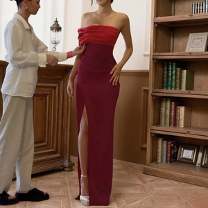Robe bustier élégante bicolore rouge vif et bordeaux avec une fente latérale haute