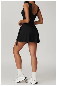 Détail du design à lacets sur le côté et de la coupe du dos de cette robe de tennis noire