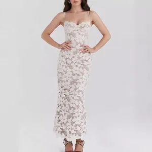 Robe longue moulante en dentelle blanche avec fines bretelles et broderies florales
