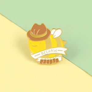 Détail de la broche abeille en émail avec chapeau de cow-boy et texte Beehaw