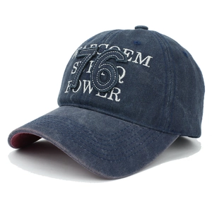 Nahaufnahme der Vintage-Wasch-Baseballkappe mit 76-Stickerei und Used-Look-Texturdetails
