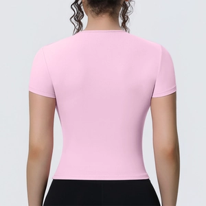 T-shirt de yoga rose ajusté montrant les coutures lisses et le tissu respirant au dos