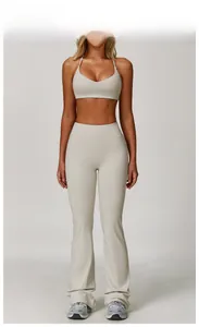 Dettaglio del set yoga albicocca grigio con canotta a V e leggings a zampa d'elefante