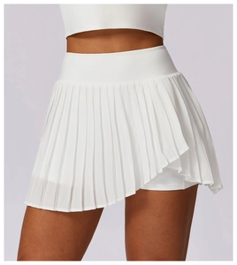 Détail de jupe-short de tennis plissée blanche à taille haute avec short de sport intégré