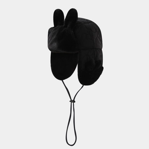 Detalle de forro de felpa, tela acolchada y orejas de conejo en gorro ruso negro térmico