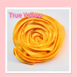Vista macro di argilla modellabile giallo puro a forma di rosa a spirale per il fai da te