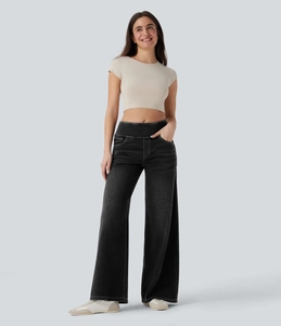 Vollansicht der schwarzen Jeans mit hohem Bund, weitem Bein und weißen Turnschuhen