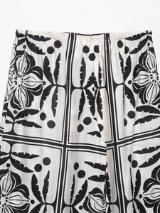 Détail de la taille élastique d'un pantalon large tissé à imprimé noir et blanc