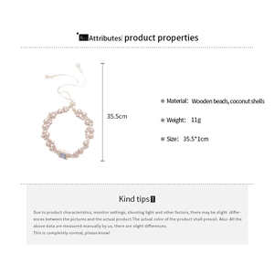 Vue détaillée du collier en perles roses de bois et noix de coco avec dimensions précises