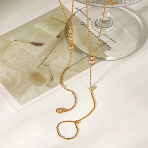 Collana a Y in acciaio inossidabile dorato con cinque pietre di zirconia cubica