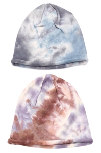 Vue détaillée de bonnets en maille tie-dye aux tons bleu froid et violet chaud à revers