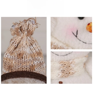 Détails du bonhomme de neige en peluche avec bonnet en tricot marron et nez carotte