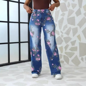 Jean femme taille haute coupe droite et décontractée avec imprimé floral de roses