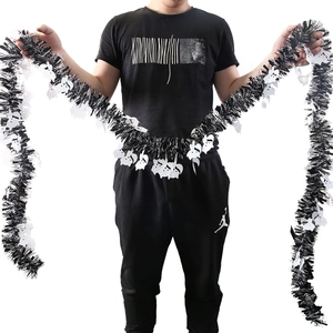 Détail d'une guirlande d'Halloween avec fantômes blancs et franges métalliques noires